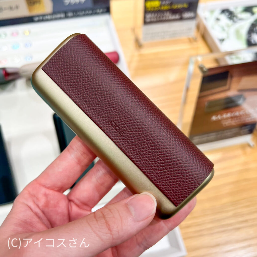 可轻松时尚利落装扮的“皮革包裹保护套”，是IQOS ILUMA PRIME的推荐配件。