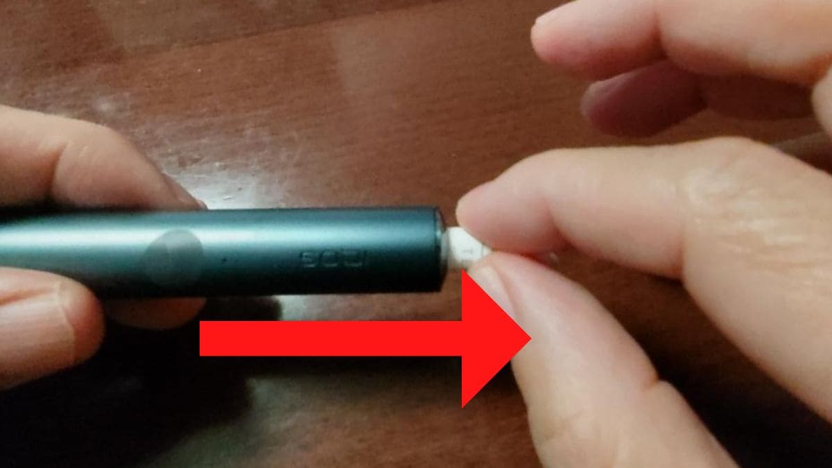小心地把棍子从IQOS Irma里拔出来