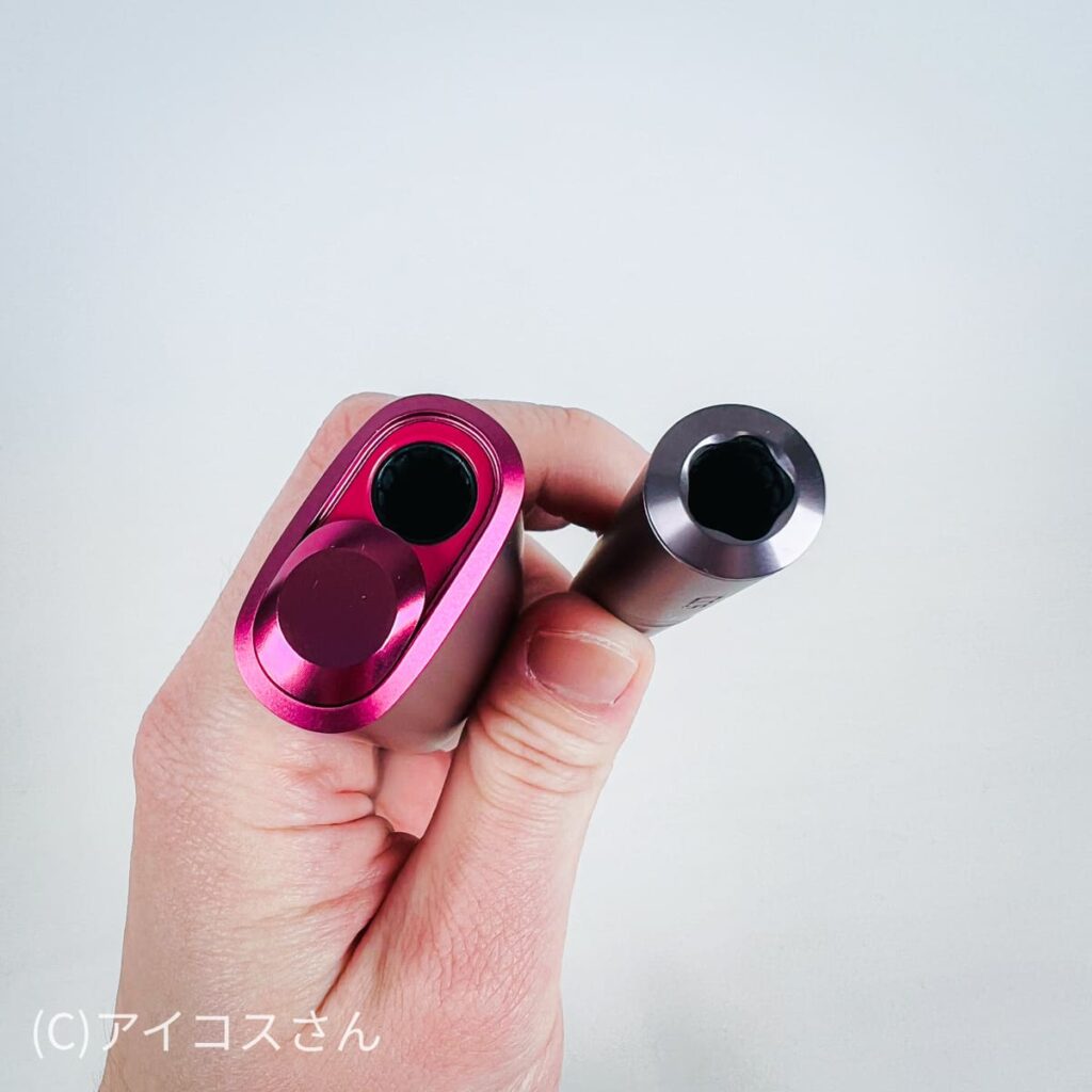 IQOS ILUMA ONE与IQOS ILUMA加热棒的烟弹插入口。实际上形状略有不同。