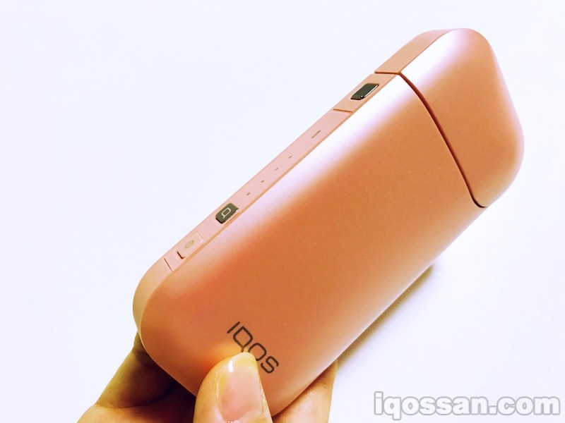 手持粉色IQOS