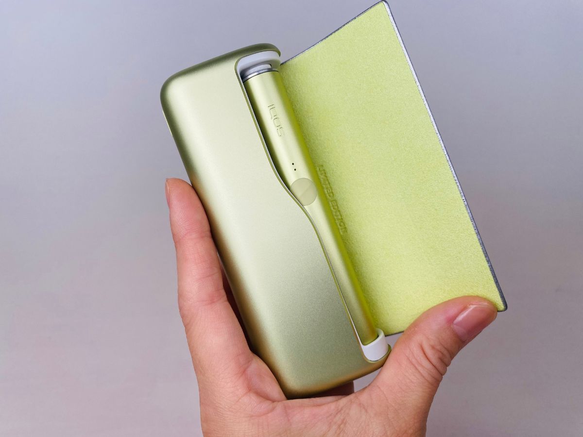 IQOS ILUMA Prime Bright打开充电盒后的状态