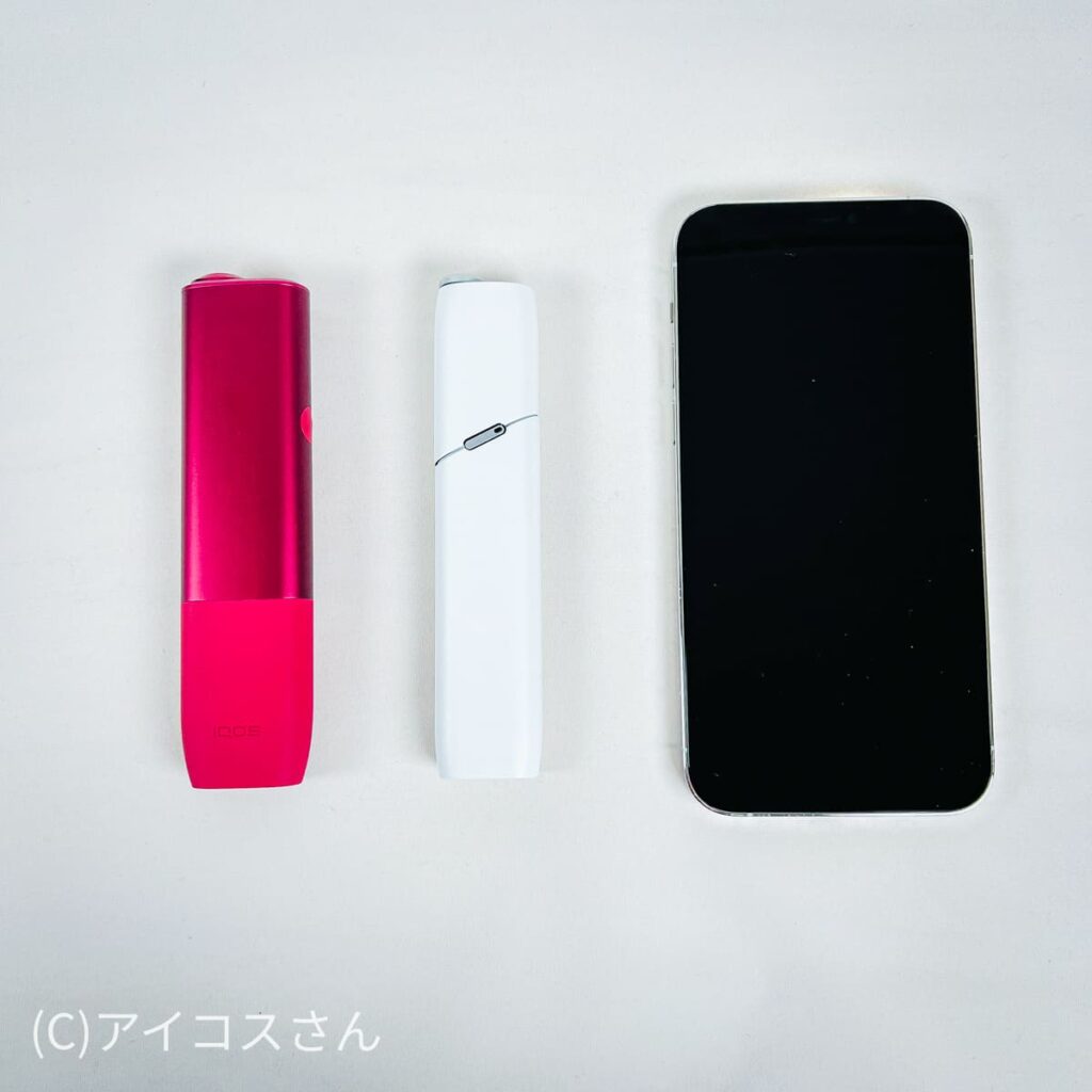 IQOS ILUMA One、IQOS3 Multi 和 iPhone 并排图片