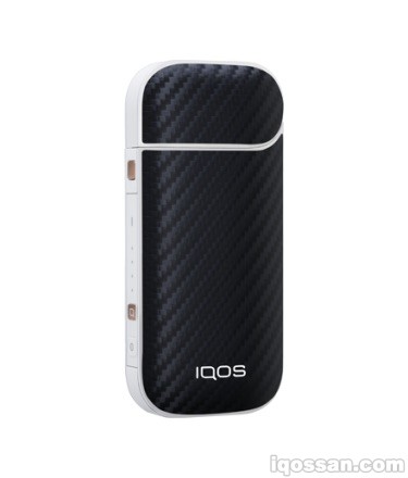 将IQOS® 皮肤 碳黑色贴到白色IQOS上