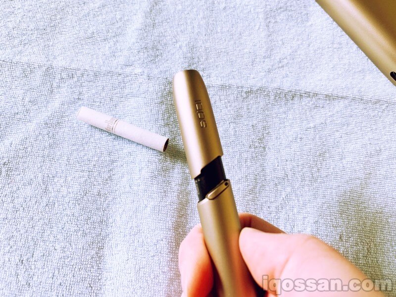 拔出烟嘴盖后，取出加热烟弹