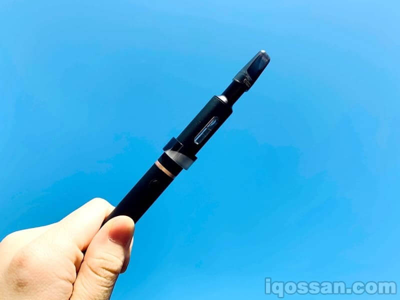 在蓝天下手持Ploom TECH Plus
