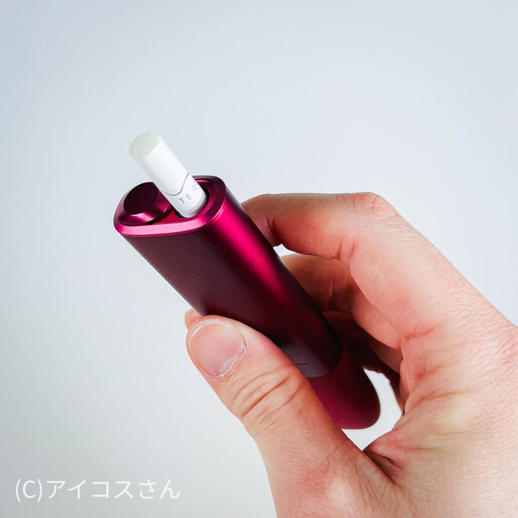 使用IQOS ILUMA ONE吸烟草棒的场景