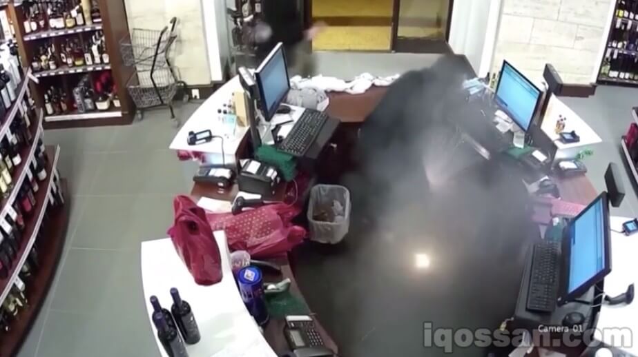 监控摄像头拍下的电子烟起火瞬间