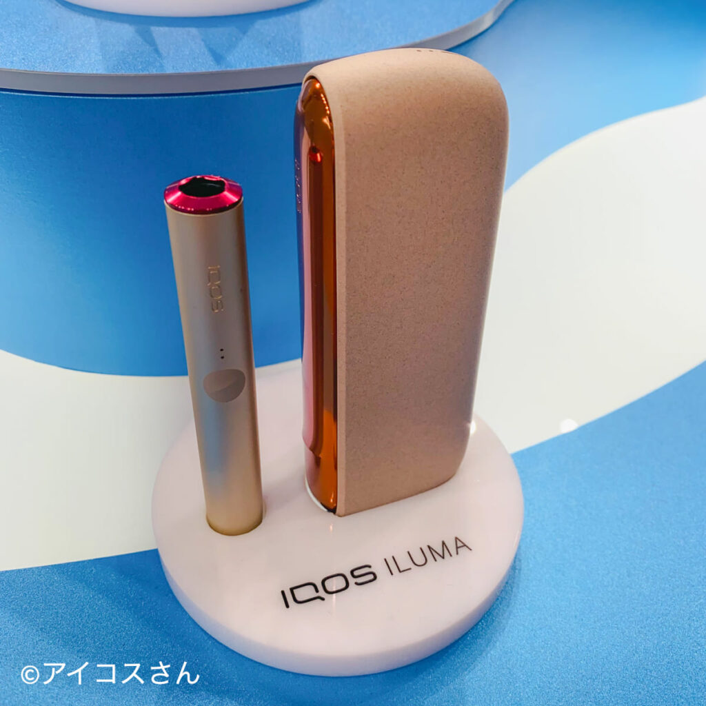 米色IQOS ILUMA配备了红色车门罩