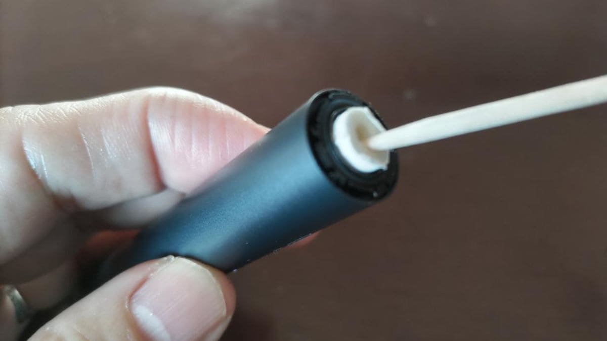 用牙签将折断的烟弹向上拉出。