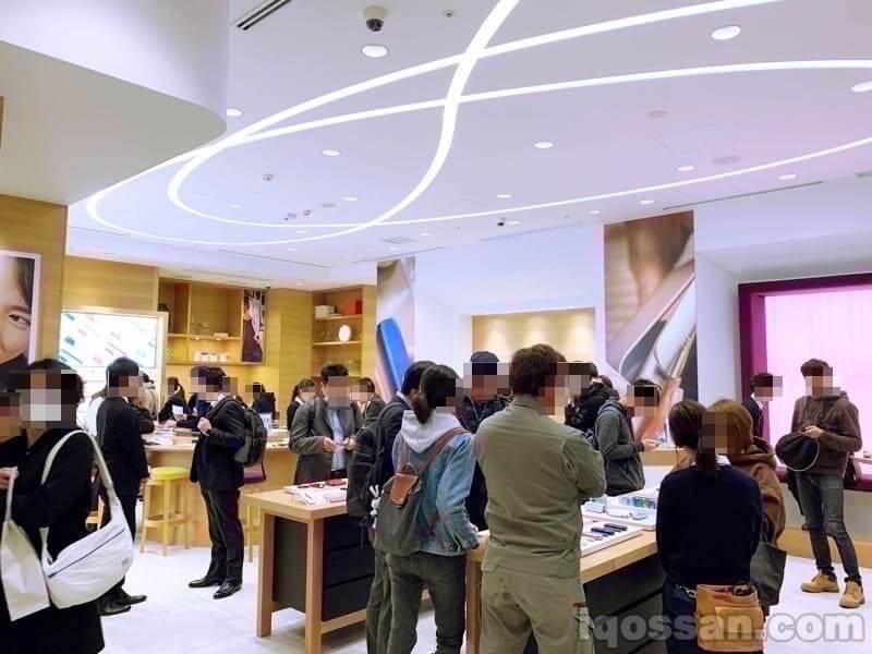 人头攒动的IQOS银座门店