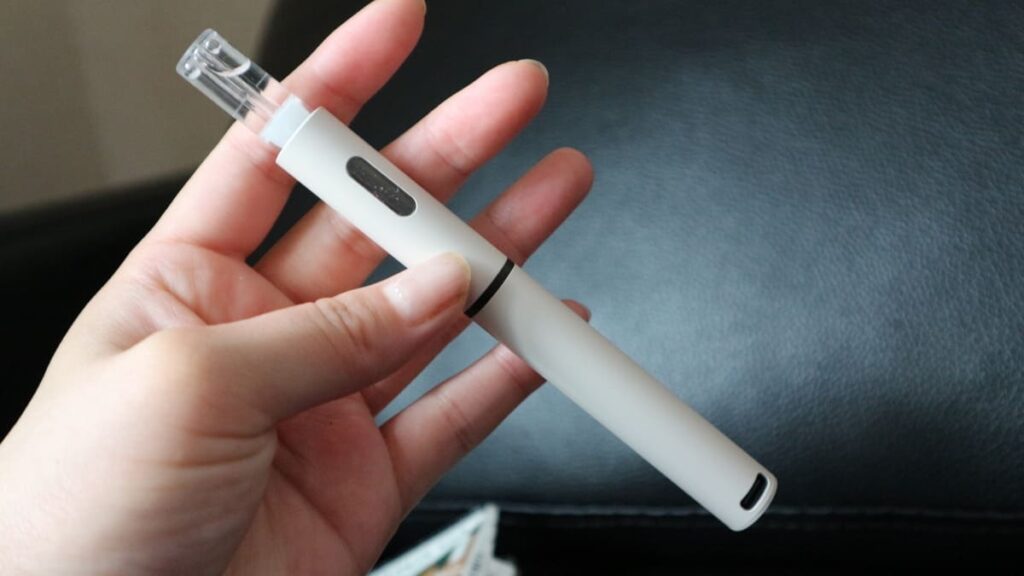 你需要拆下Ploom TECH Plus机身顶部,安装液体烟弹。