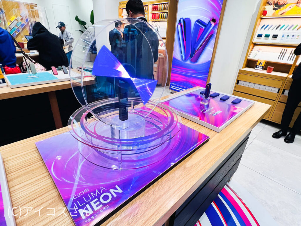 在IQOS Store银座店内，可以亲手确认IQOS ILUMA“Neon”型号。