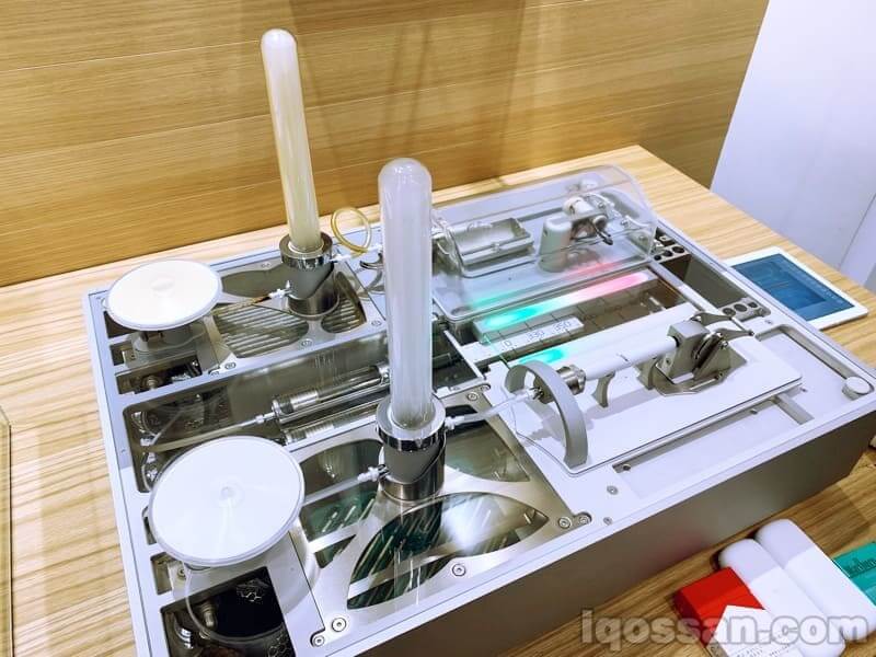 前方为IQOS,后方为卷烟。使用推进后,后方滤嘴的污渍压倒性地更严重