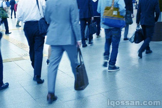 走路使用IQOS的图片