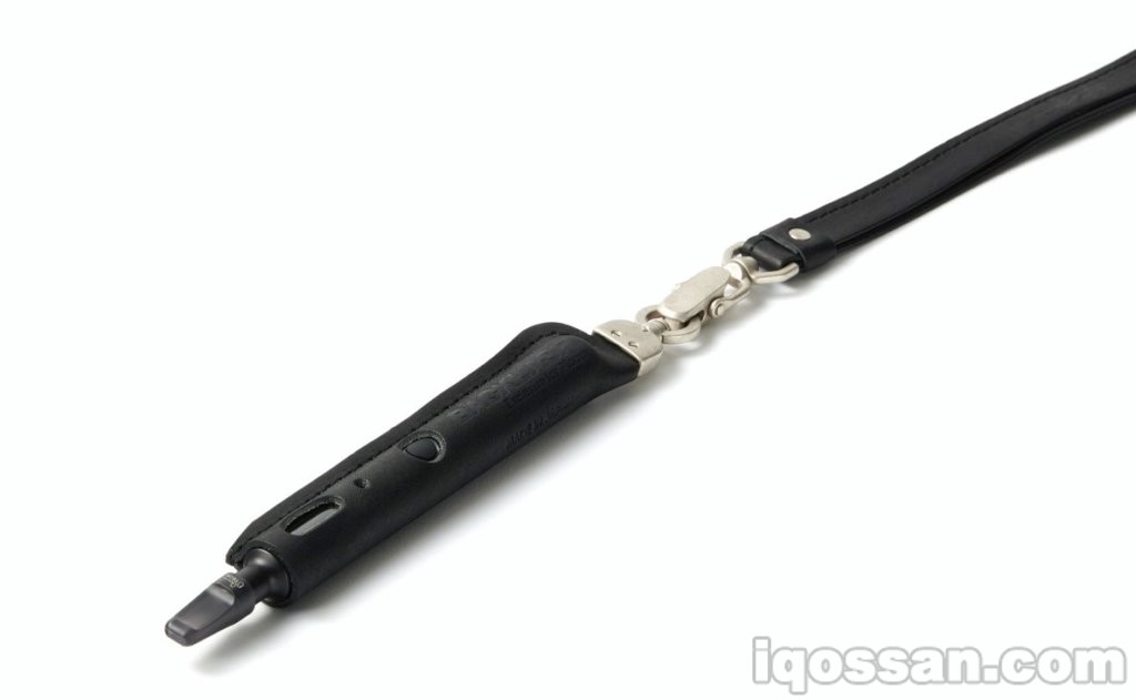附带挂绳,可挂在脖子上,且装入保护壳的状态下可为Ploom TECH Plus充电。