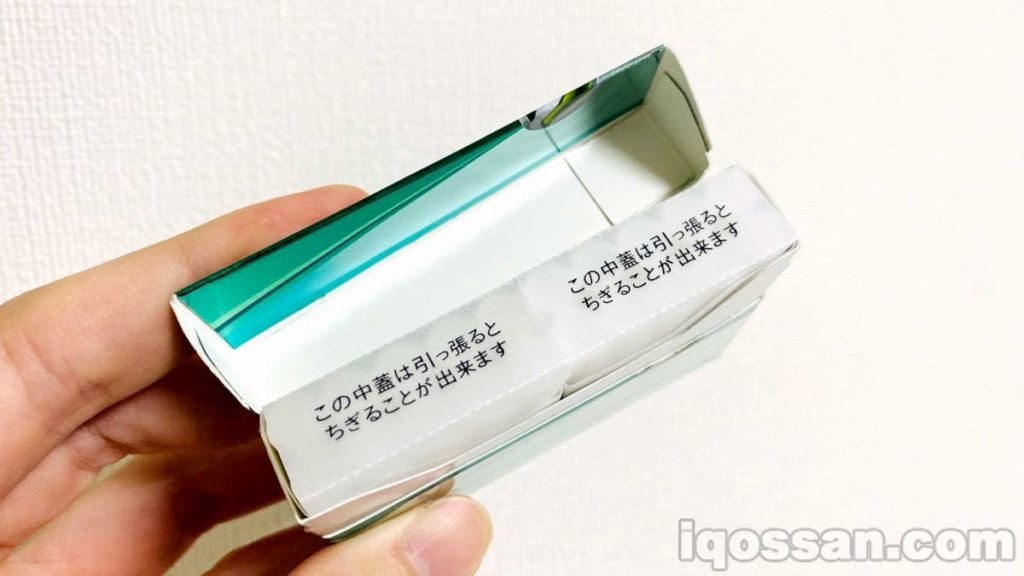 开封后，内盖既像纸又像塑料，并非IQOS常见的银箔纸。