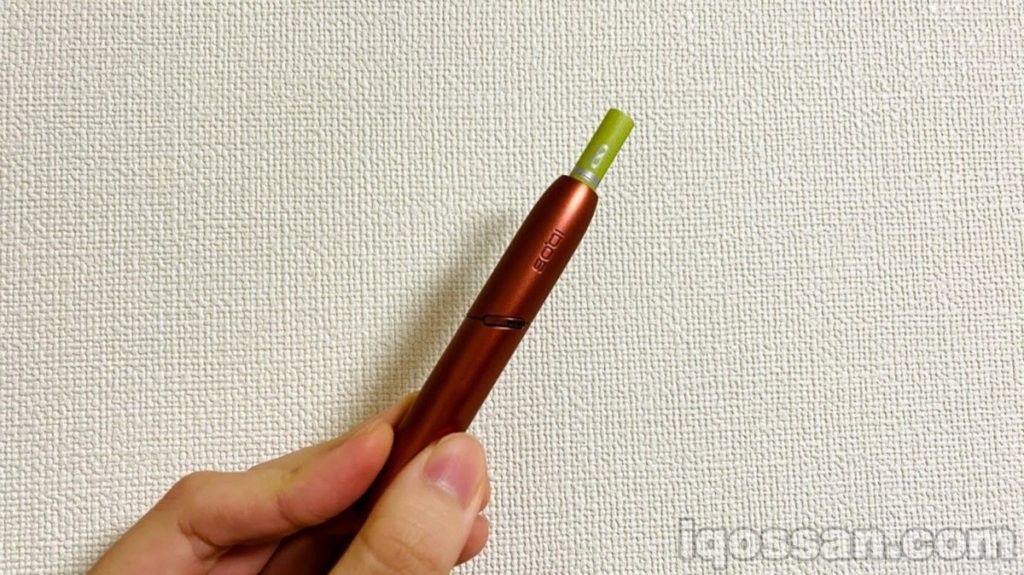 开始吸NICOLESS的柠檬薄荷。NICOLESS“咔嗒”一声插入烟杆,感觉很舒服。