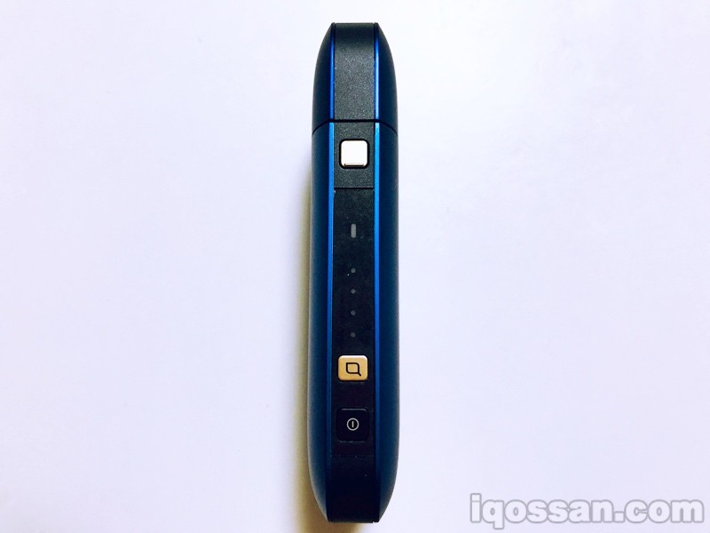 充电盒侧面。按钮比粉色款更具金色质感