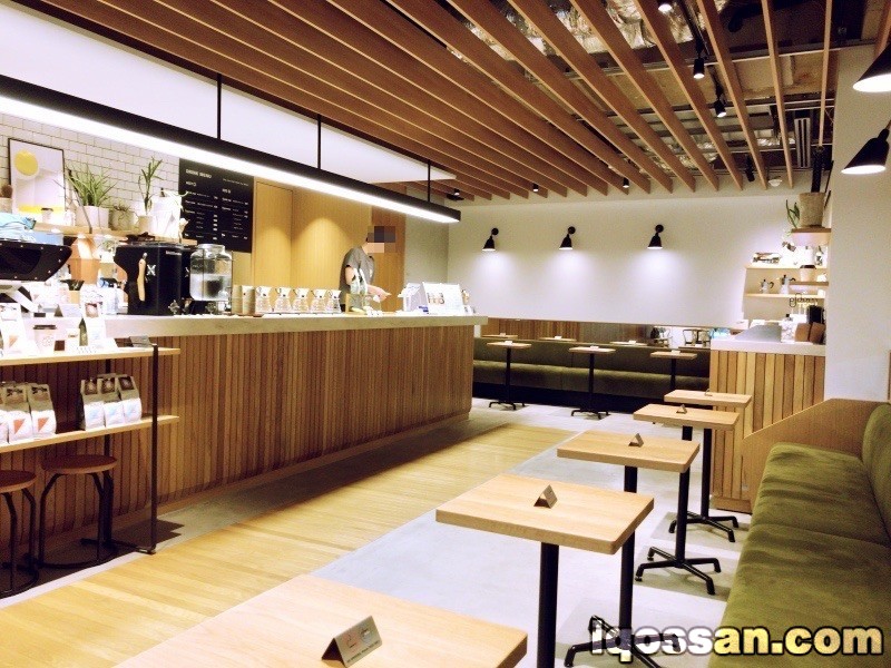 二楼Ploom门店附设的咖啡厅。Ploom TECH可吸的优雅咖啡厅