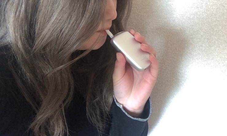 一名女性吸烟者吸食Ploom X