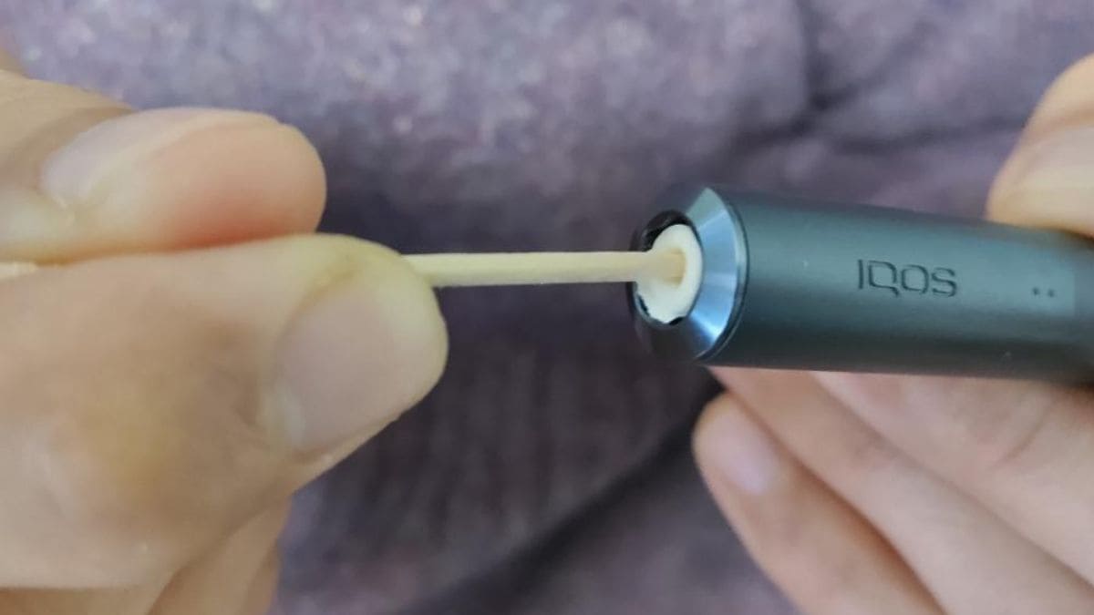 将牙签插入堵塞烟草空气前腔的孔中。