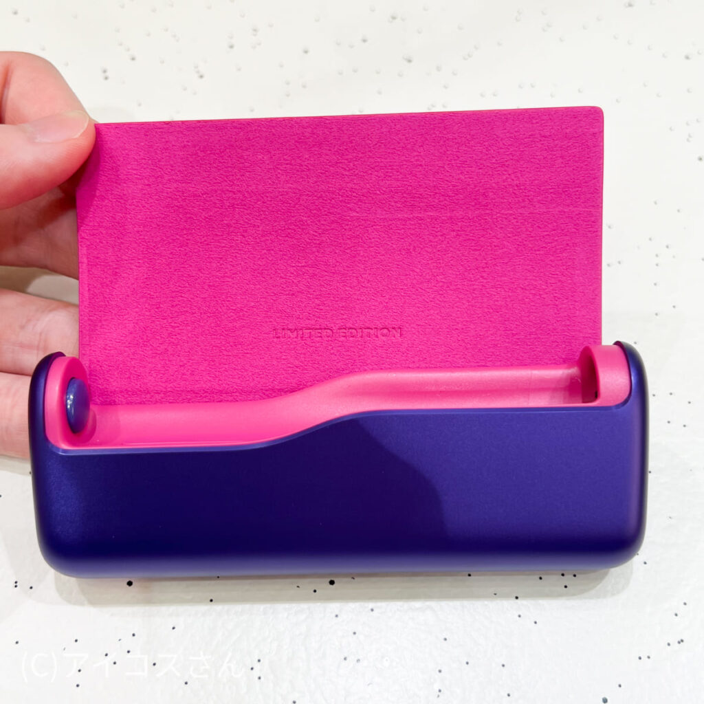 Prime的霓虹版皮革封面中央印有“LIMITED EDITON”标签。