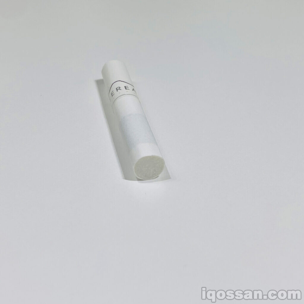 从下方看TEREA的照片。烟草叶未完全暴露,且被遮蔽。