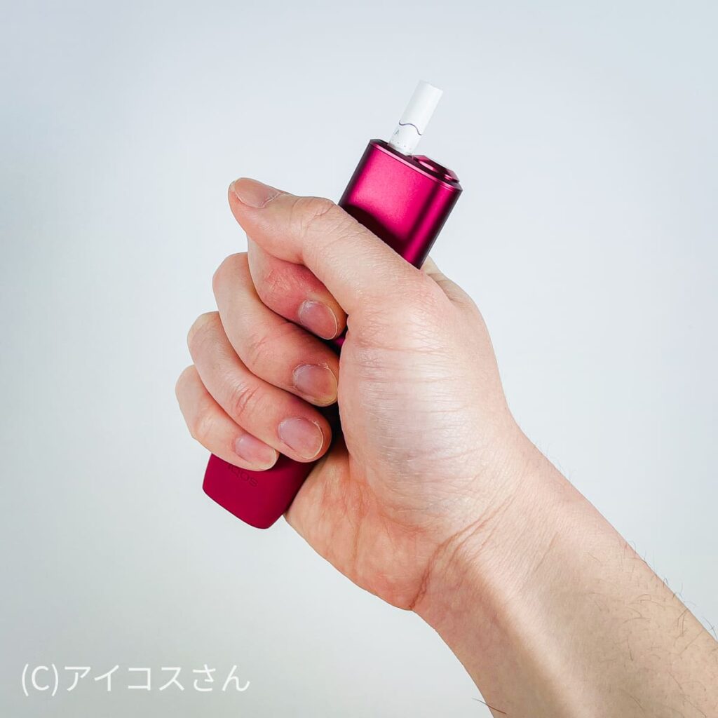 男性手持IQOS ILUMA ONE的场景