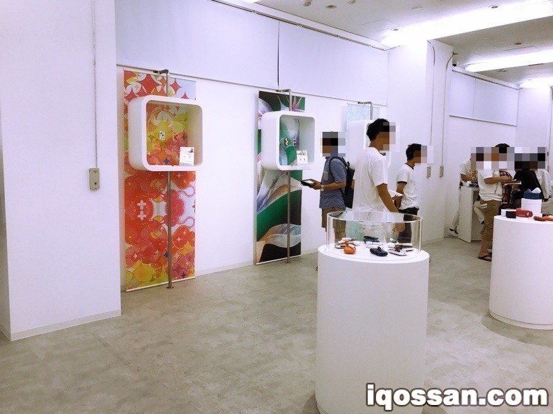 IQOS店内情况。展示着各种保护套。