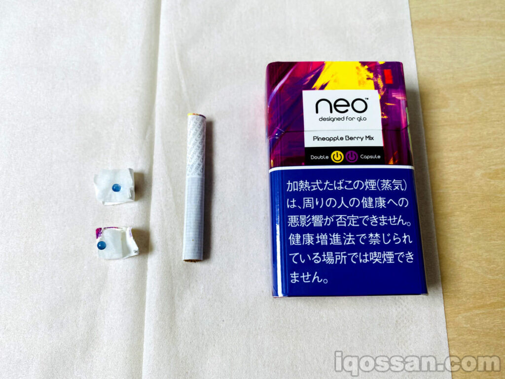 我试着拆开“Neo菠萝莓果混合棒”。如果说有什么变化,那就是浆果味更浓烈。这是个小发现,但因为两个胶囊都是蓝色的,光看看你分不清哪个味道。