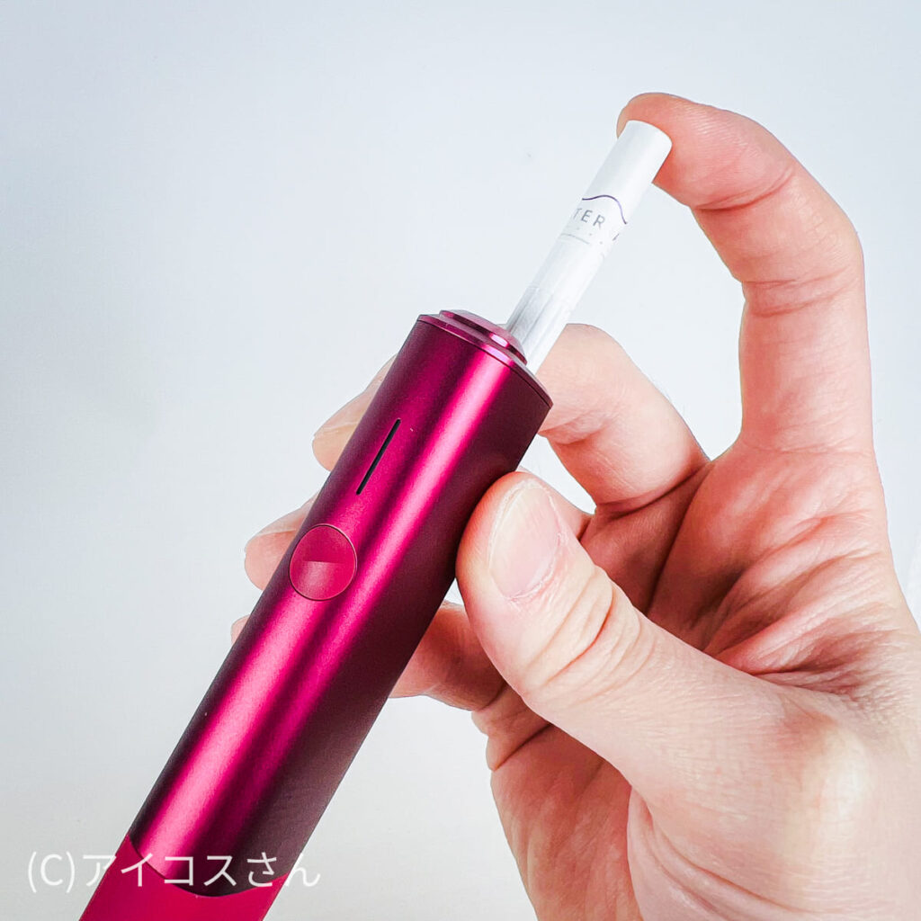 将烟弹插入IQOS ILUMA ONE的状态