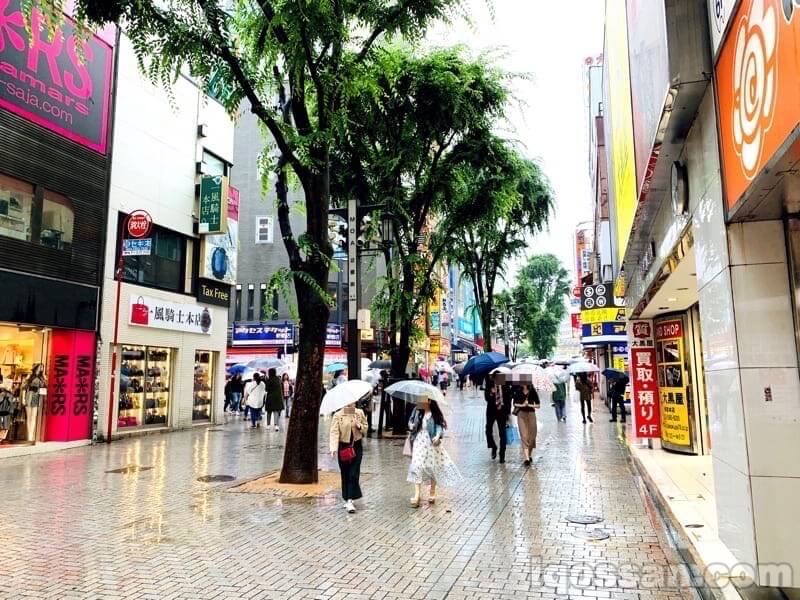 从IQOS Shop向右看。对面就是JR。