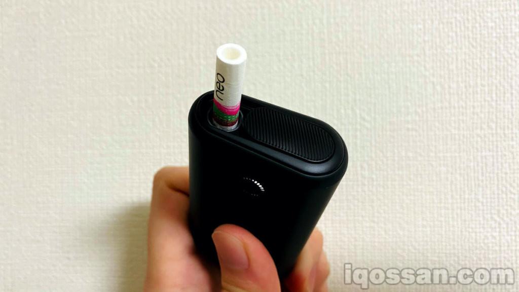 将烟草棒插入黑色glo hyper至规定位置时大致如此。插入到彩色线条几乎被遮住的位置后开始加热。