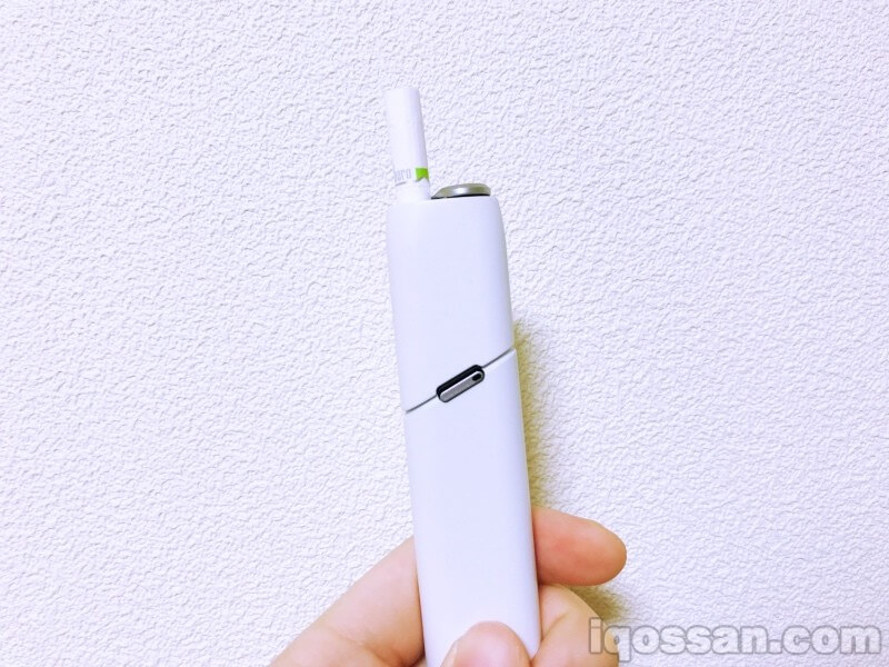 将烟嘴盖向下滑动,加热烟弹会浮起,很快就能拔出