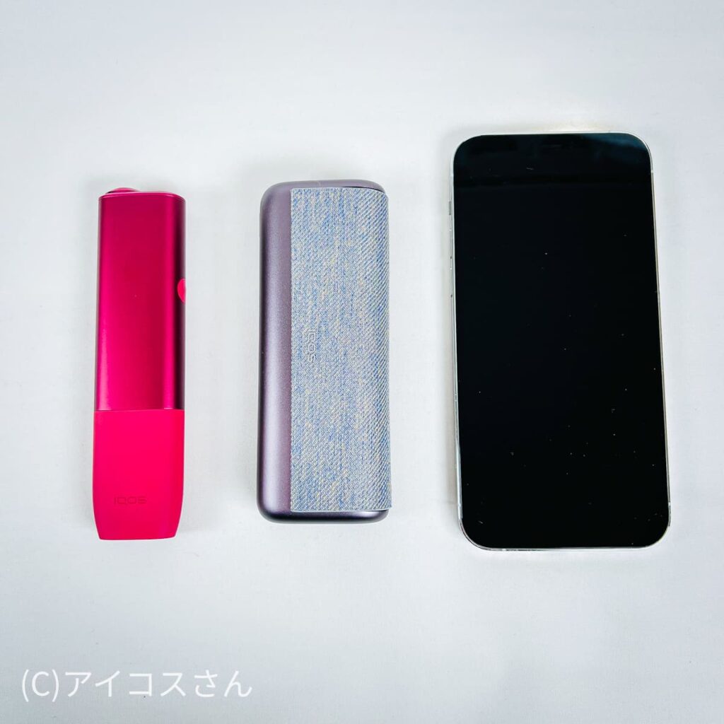 IQOS ILUMA ONE、IQOS ILUMA PRIME与iPhone并排的图片