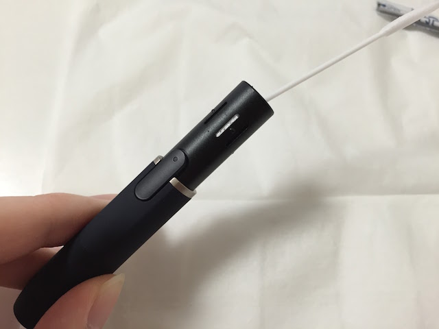 用棉签清洁IQOS加热刀片周围