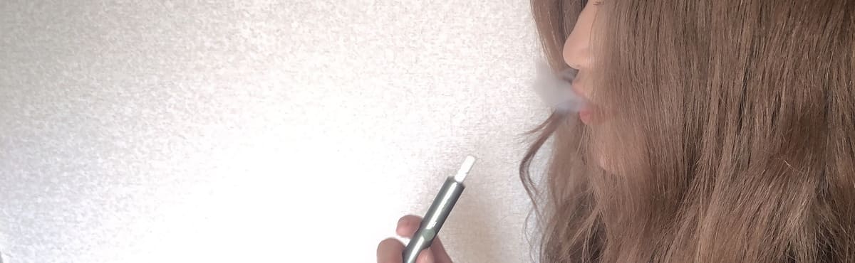 IQOS ILUMA吸烟的图片