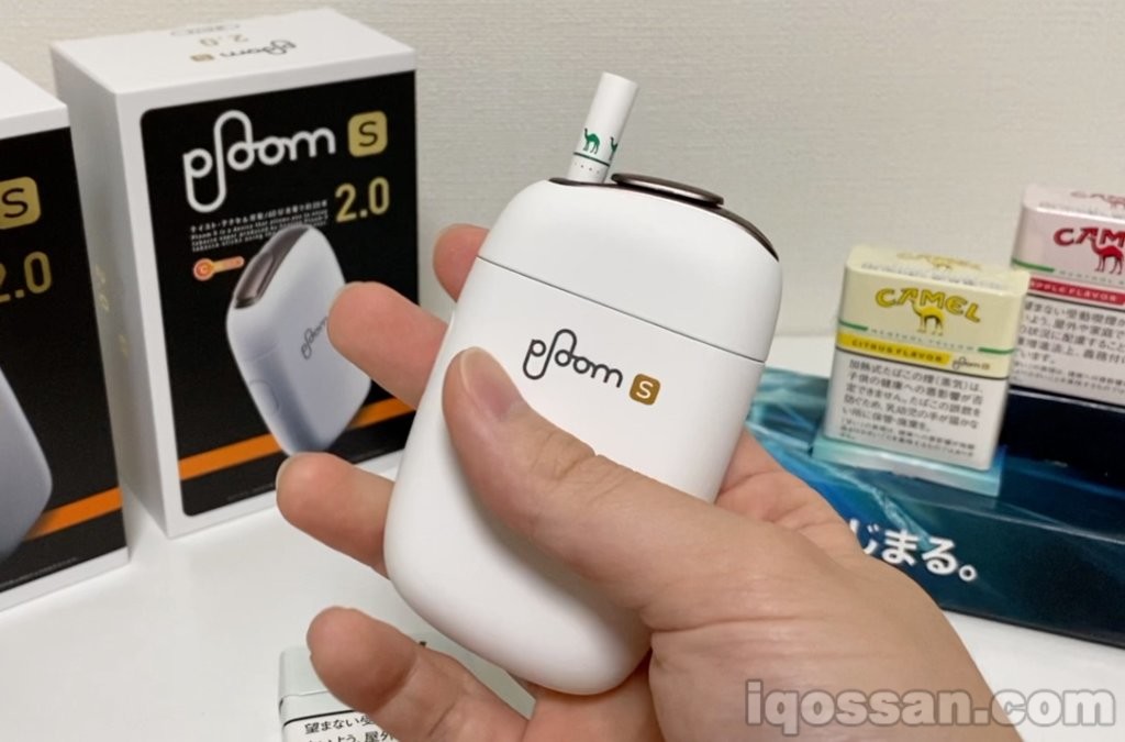 白色Ploom S 2插入烟草棒的状态