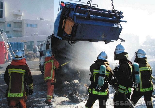 因加热式烟草起火、爆炸导致垃圾收集车燃烧的情景(据中日新闻)