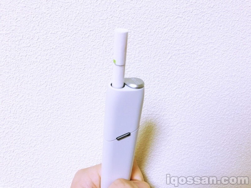 插入IQOS专用烟草“加热烟弹”