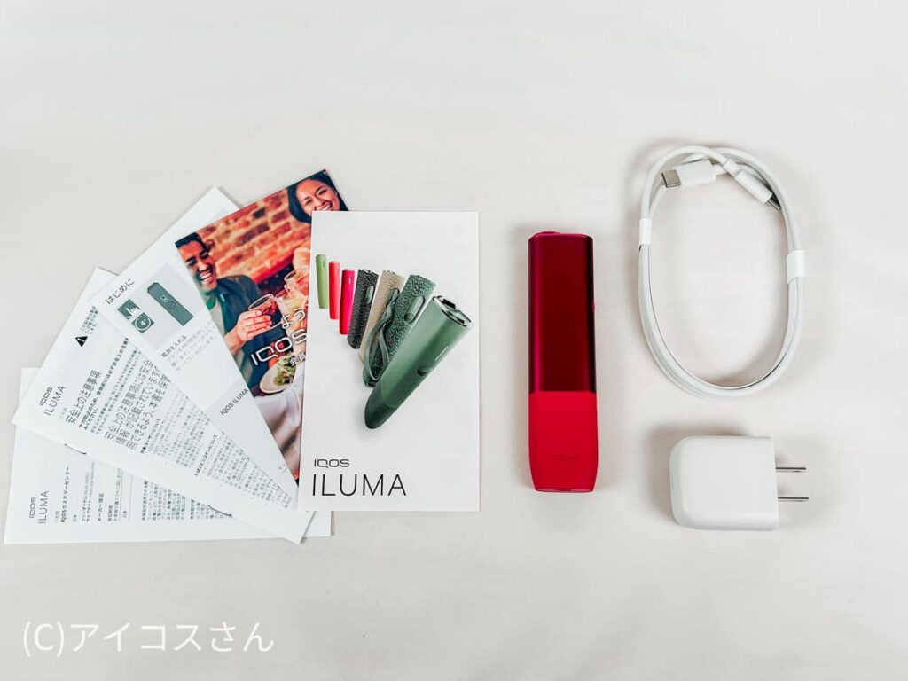 图片为IQOS ILUMA ONE的套装内容。顺便一提，IQOS ILUMA ONE的套装不仅包含充电线，还附带AC适配器。近来出于成本削减考虑，很多产品不再附带AC适配器。3,980日元的价格能有这样的性能，还附带AC适配器，令人惊讶。