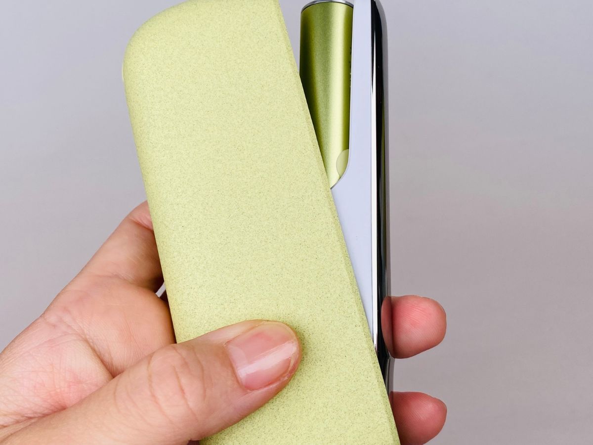 打开IQOS ILUMA Bright充电器