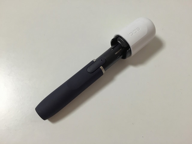 将专用刷插入IQOS烟杆..