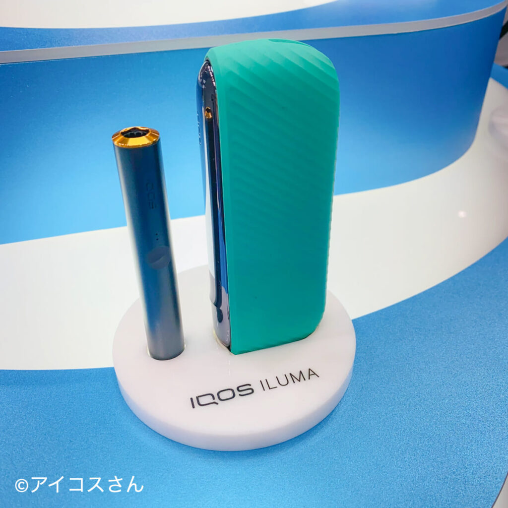 蓝色IQOS ILUMA安装绿色烟套