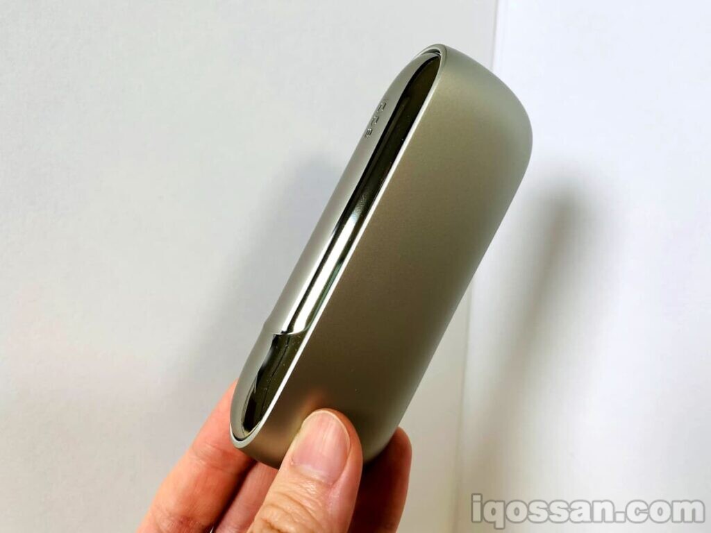 手持IQOS Moon Silver