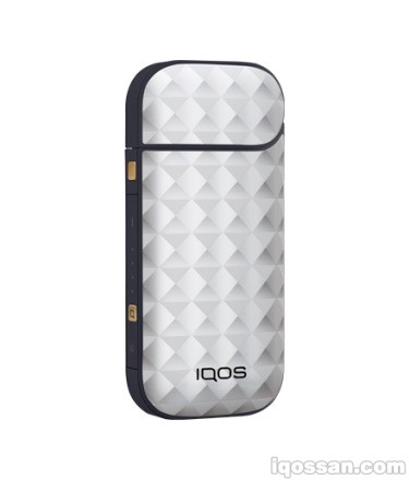 将IQOS® 皮肤 珍珠白贴到藏青色IQOS上