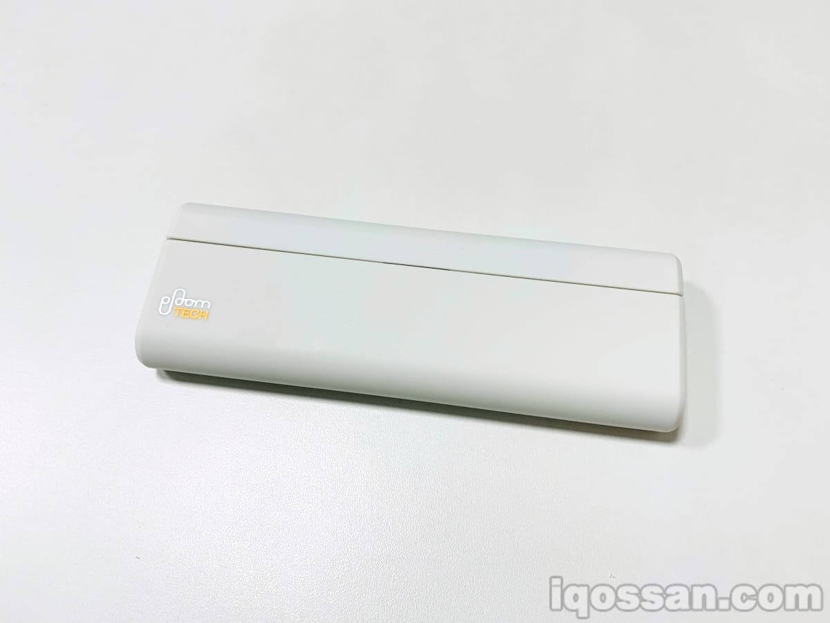 将Ploom TECH一套物品塞入后关闭的状态。收纳能力惊人
