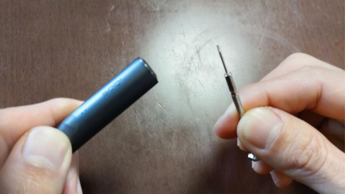 用精密螺丝刀取出卡在IQOS里的香烟