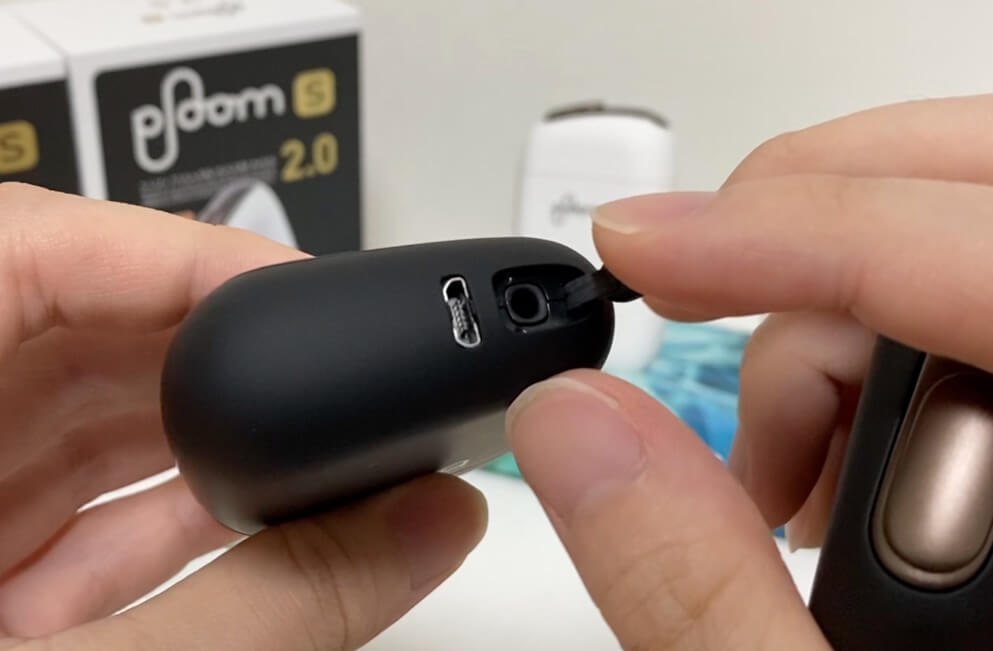 旧款《Ploom S》的清洁口位于底部。将清洁棒从此处插入使用。