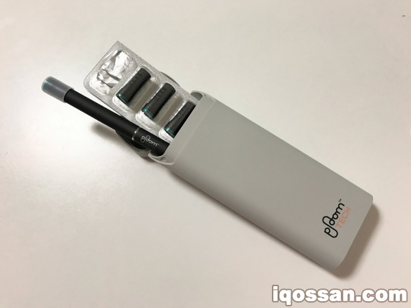 将Ploom TECH和烟草胶囊放入便携盒中携带